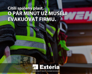 Cítili spálený plast. O pár minút už museli evakuovať firmu