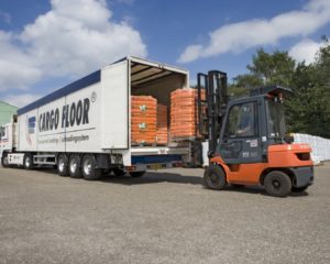 BOZP info – Manipulace břemen při vykládce a nakládce nákladních vozidel